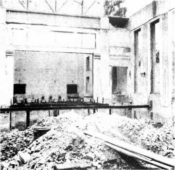 Die ausgebrannte Aula 1943