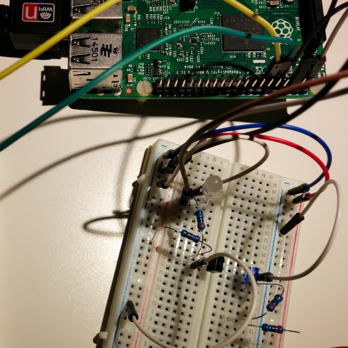 Testaufbau: Bevor die Elektronik verlötet wurde, musste erst alles auf einem Breadboard ausgetestet werden. Hier die LED für die Beleuchtung zusammen mit der Lichtschranke.