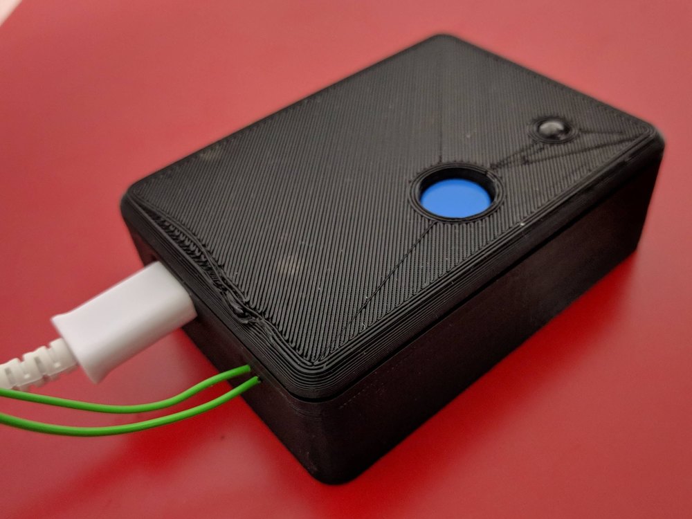 The print of the sender case did not turn out good and I also soldered the button too low on the PCB. But since this is going into the basement anyway, I did not bother redoing it.