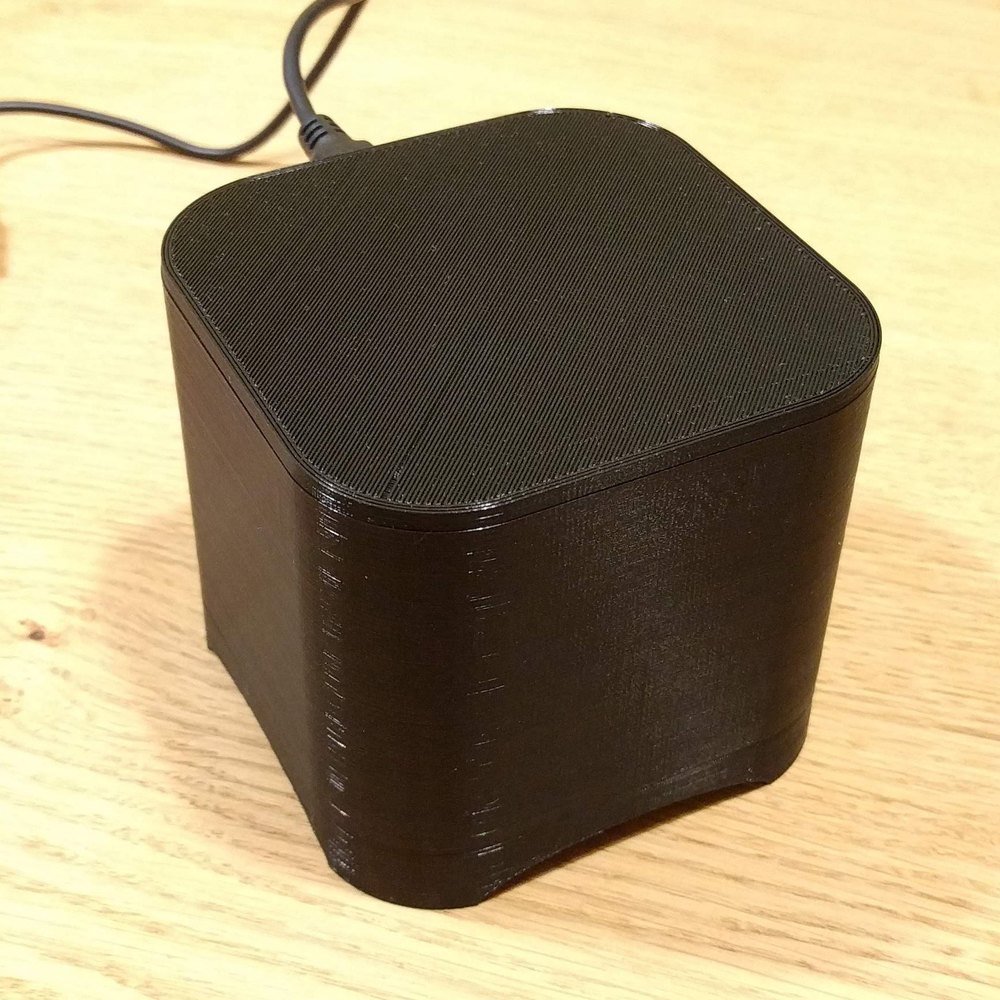 The speaker, ready to be connected.