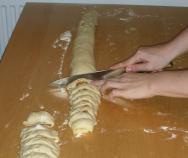 Bettina beim Kanelbullar machen